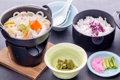 妻有うどん定食(豚汁仕立て 小鉢・漬物・ゆかりご飯付)