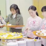 昼 食